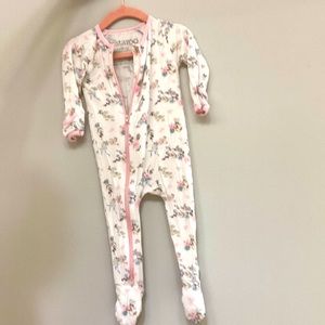 Bestaroo footie in white fall blossom. Size 9-12 months